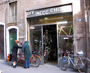 The tandem in front of an italian bike shop