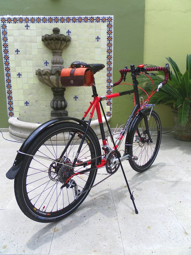 Cris' bike in front of a fountain